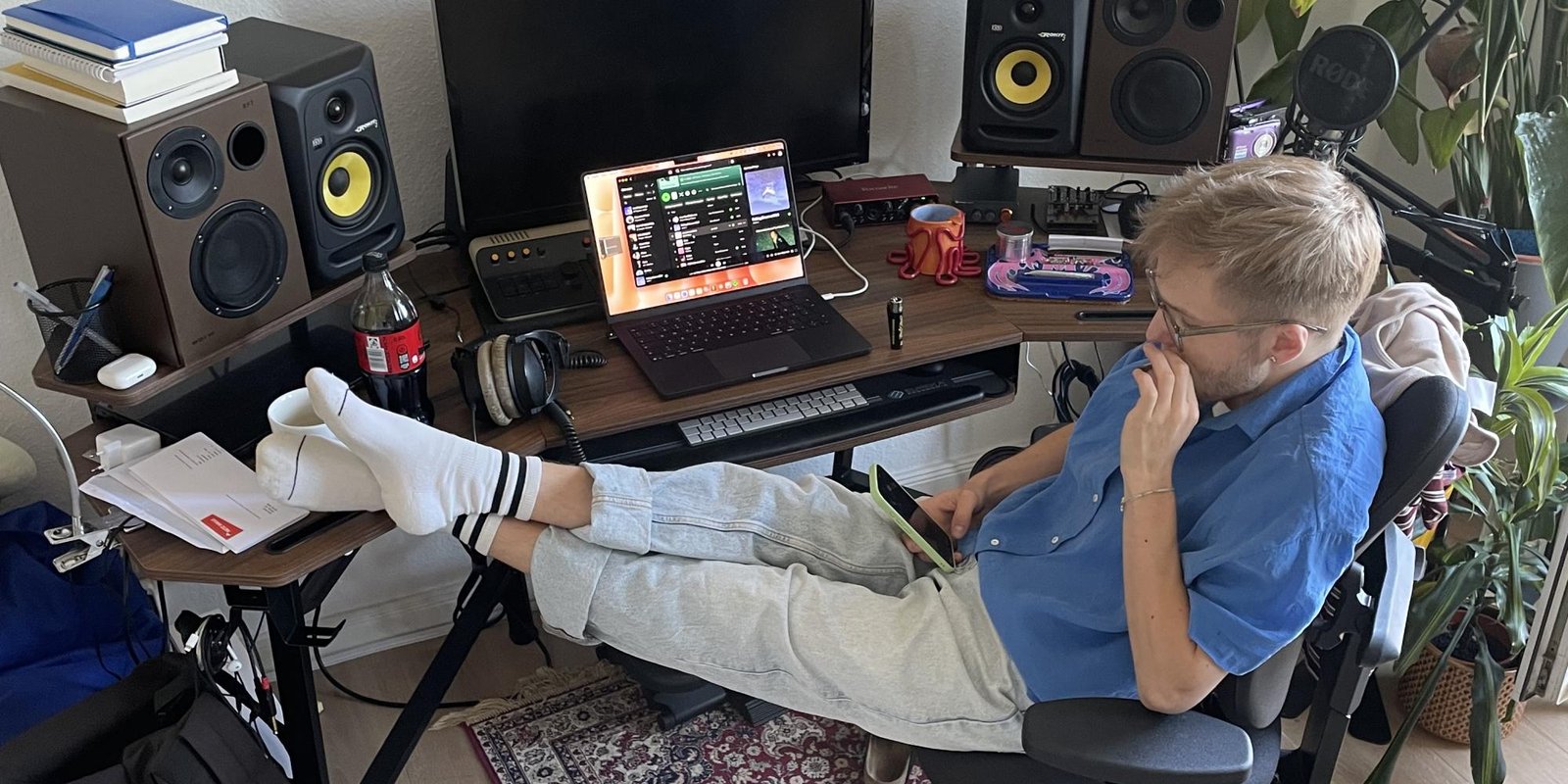 Hände an einem MIDI-Controller