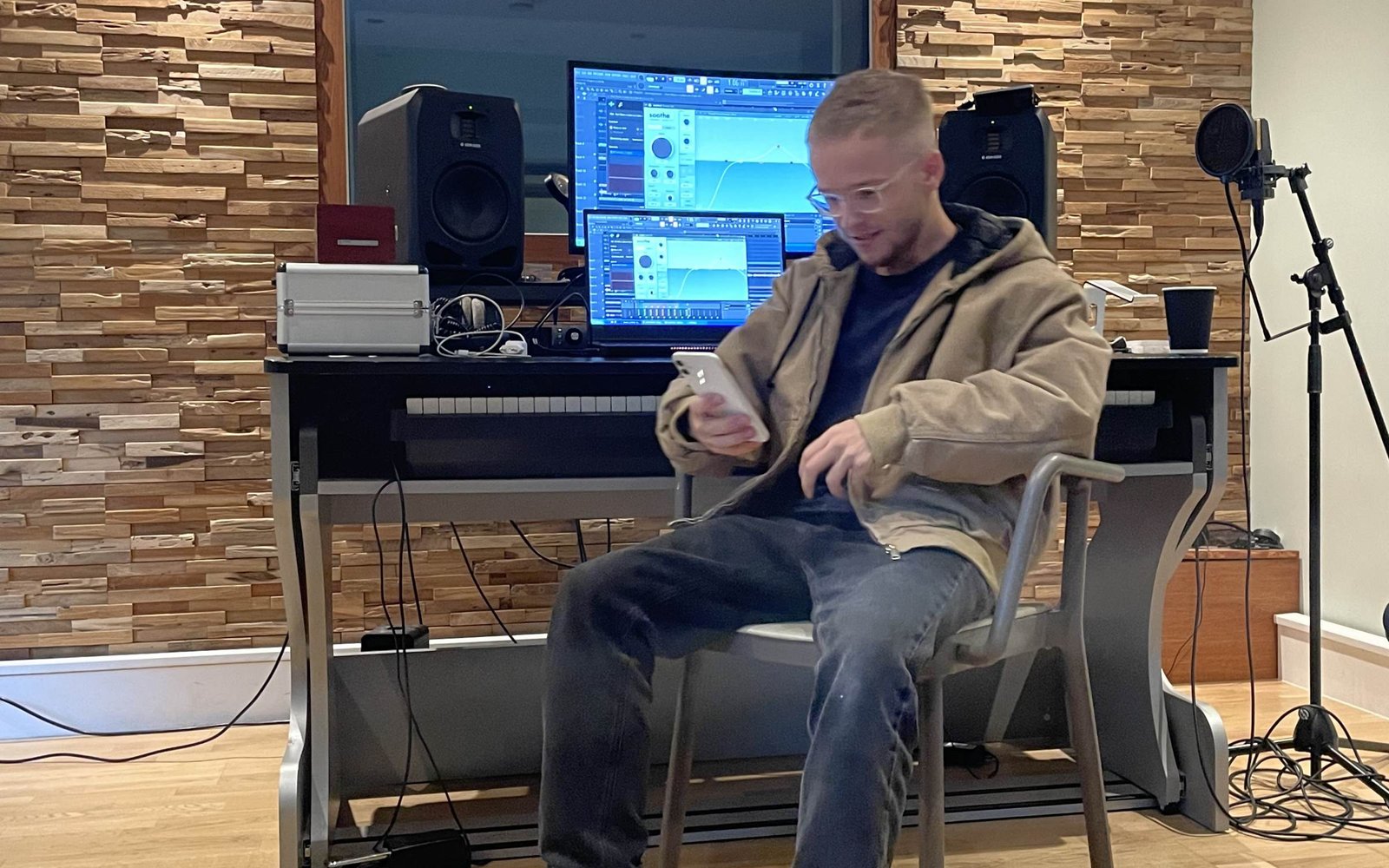 SKRUUUL im Studio vor Monitoren und Keyboard